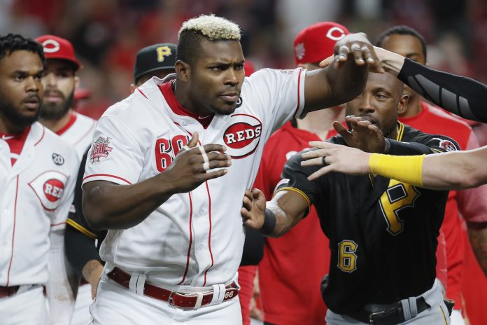 Yasiel Puig為隊友助陣。 圖/美聯社/達志影像 Yasiel Puig為隊友助陣。 圖/美聯社/達志影像