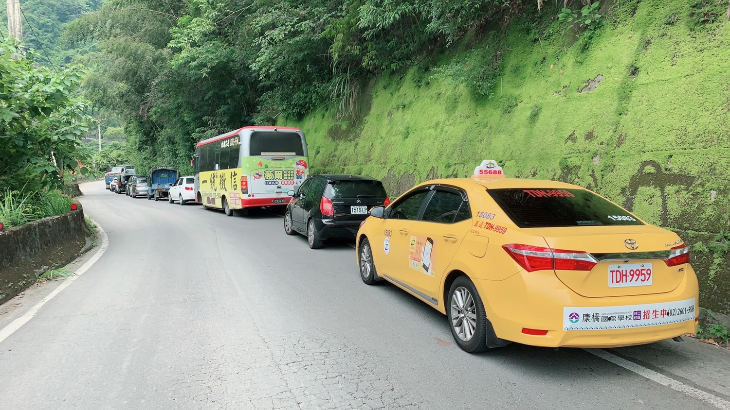 台7線32.5K落石坍方路段路面路基損毀,路寬僅容小客車通行。 台7線32.5K落石坍方路段路面路基損毀,路寬僅容小客車通行。