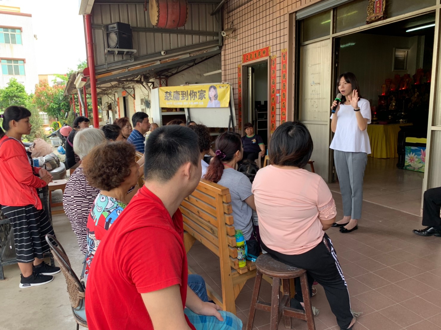 洪慈庸向鄉親報告問政成績。 圖:洪慈庸辦公室/提供 洪慈庸向鄉親報告問政成績。 圖:洪慈庸辦公室/提供