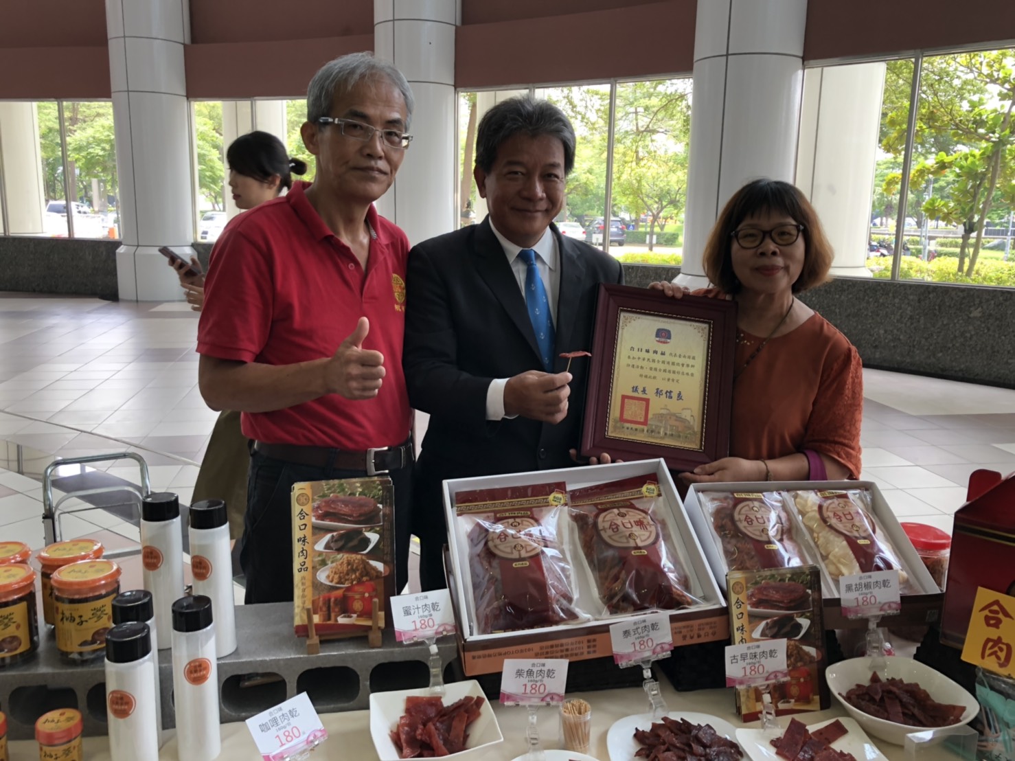 全國商圈好店活動圓滿落幕,台南今年有「合口味肉品」等42間商圈優良店家,從2千多家競爭者脫穎而出。台南市議長郭信良今日舉行表揚記者會。(黃博郎攝) 全國商圈好店活動圓滿落幕,台南今年有「合口味肉品」等42間商圈優良店家,從2千多家競爭者脫穎而出。台南市議長郭信良今日舉行表揚記者會。(黃博郎攝)