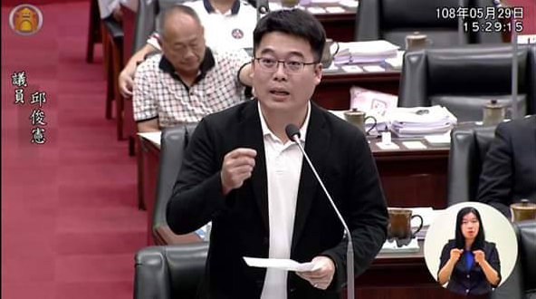 民進黨高雄市議員邱俊憲今(4日)天說,如果市府能拿出韓國瑜超過5成滿意度民調,他願請高雄市民100隻烤鴨。 圖:翻攝邱俊憲臉書(資料照片) 民進黨高雄市議員邱俊憲今(4日)天說,如果市府能拿出韓國瑜超過5成滿意度民調,他願請高雄市民100隻烤鴨。 圖:翻攝邱俊憲臉書(資料照片)
