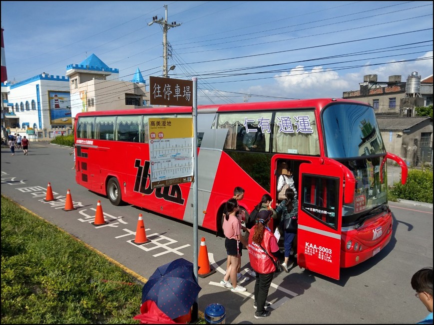 中市府交通局在高美濕地實施交通管制並安排專車供民眾搭乘。 圖:台中市政府/提供 中市府交通局在高美濕地實施交通管制並安排專車供民眾搭乘。 圖:台中市政府/提供