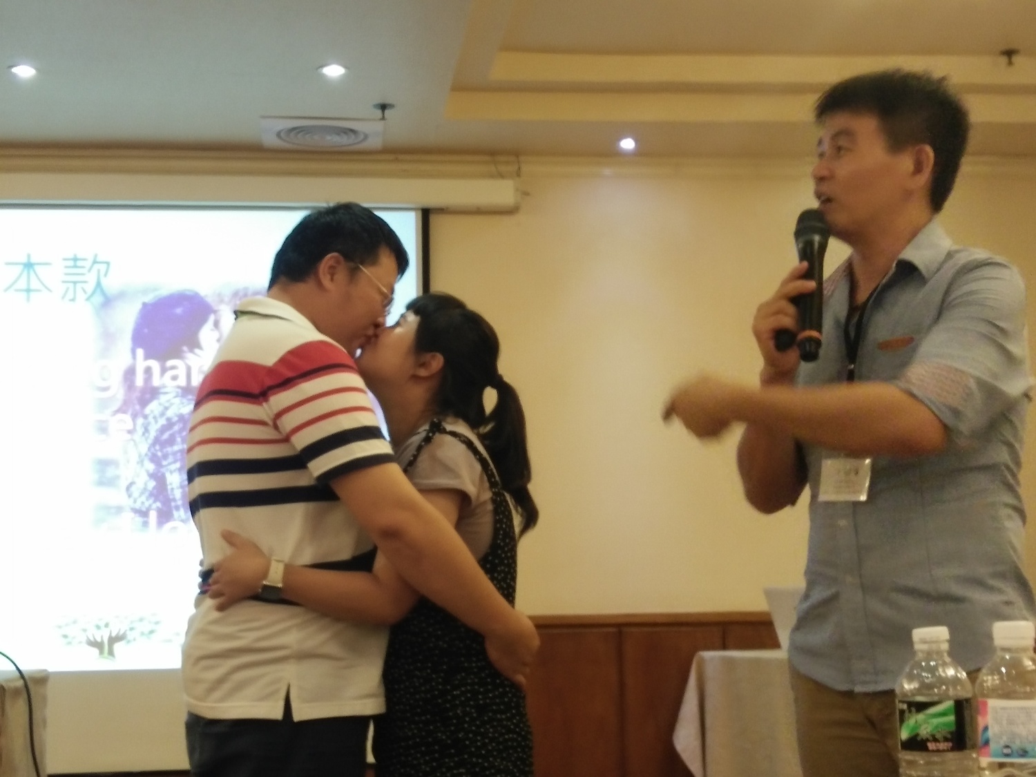 新婚學員王俊傑與周姿君非常感謝屏東縣政府舉辦婚姻成長營,提醒自己要每天「牽手、擁抱、親吻、說我愛你」。 圖:小墾丁度假村提供。 新婚學員王俊傑與周姿君非常感謝屏東縣政府舉辦婚姻成長營,提醒自己要每天「牽手、擁抱、親吻、說我愛你」。 圖:小墾丁度假村提供。
