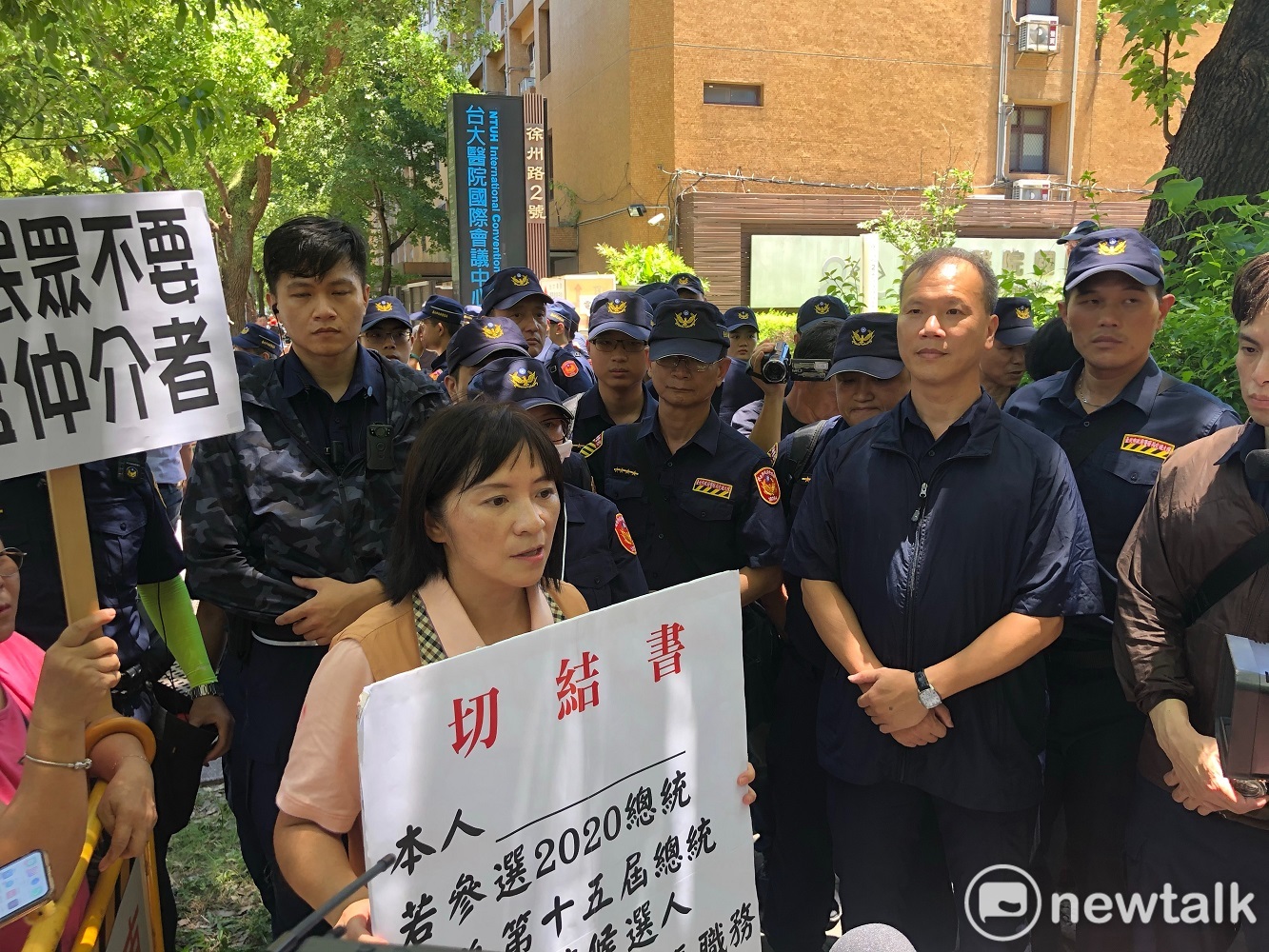 前立委、台聯組織部主任周倪安要求柯文哲簽署「要選總統就先辭市長」切結書。 圖:謝莉慧/攝 前立委、台聯組織部主任周倪安要求柯文哲簽署「要選總統就先辭市長」切結書。 圖:謝莉慧/攝