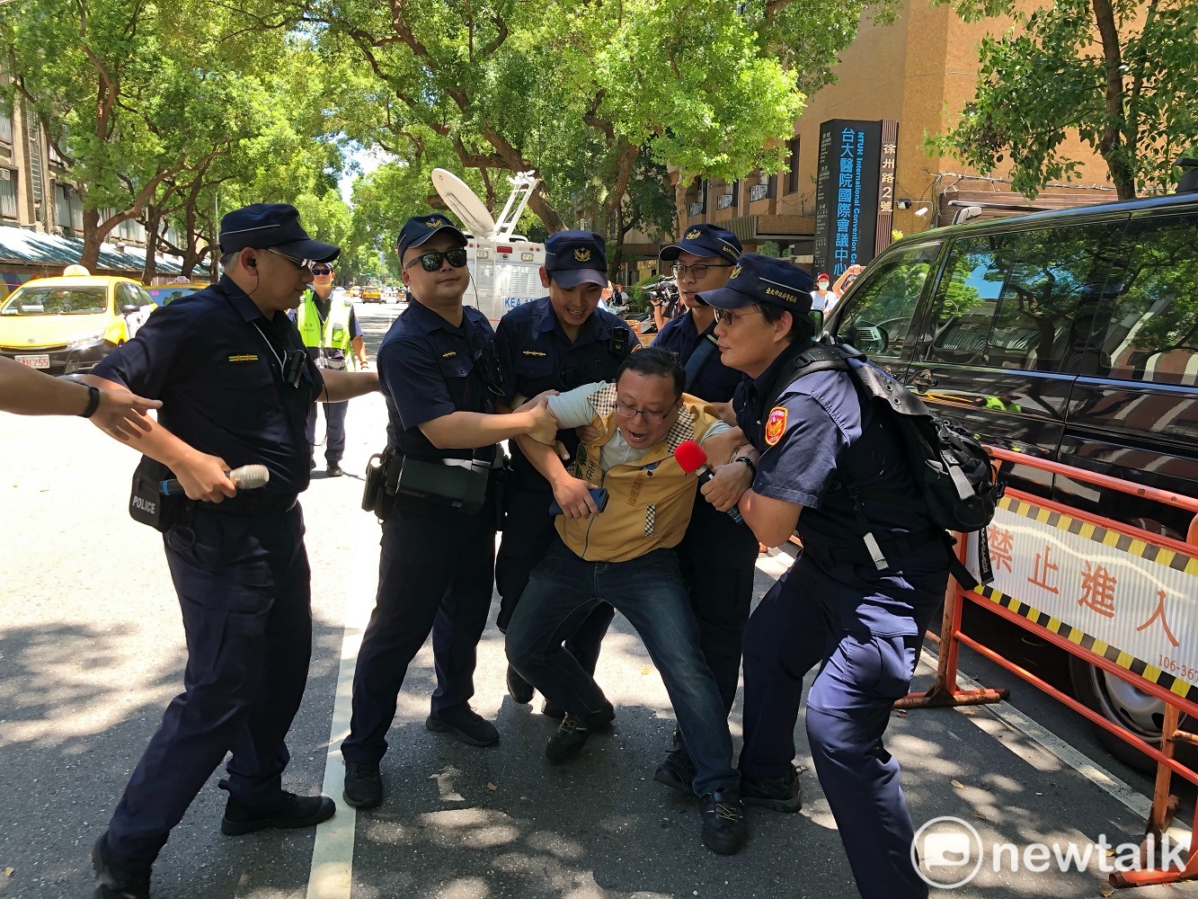 台聯文宣部主任潘厚勳試圖衝進會場,遭警方阻攔。 圖:謝莉慧/攝 台聯文宣部主任潘厚勳試圖衝進會場,遭警方阻攔。 圖:謝莉慧/攝
