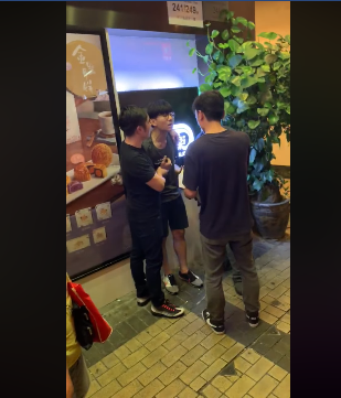 香港浸會大學學生會長方仲賢(中)在深水埗遭到盤查,聲稱休假的「O記」警探還勾住他的肩頸處。 圖:翻攝自on9仔女同盟會臉書 香港浸會大學學生會長方仲賢(中)在深水埗遭到盤查,聲稱休假的「O記」警探還勾住他的肩頸處。 圖:翻攝自on9仔女同盟會臉書