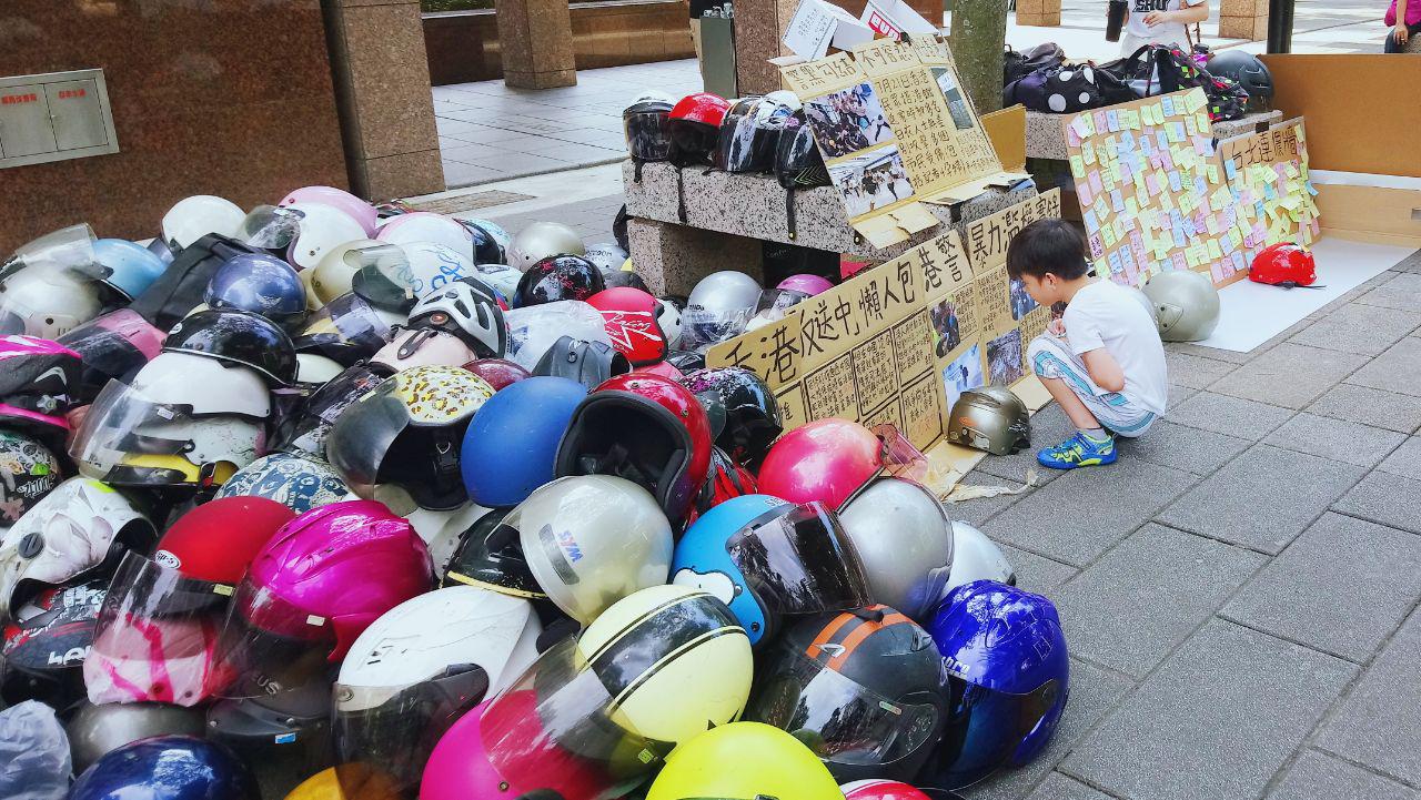 香港邊城青年日前在台北街頭發起募集安全帽活動,獲得熱烈迴響。 圖:香港邊城青年 / 提供 香港邊城青年日前在台北街頭發起募集安全帽活動,獲得熱烈迴響。 圖:香港邊城青年 / 提供