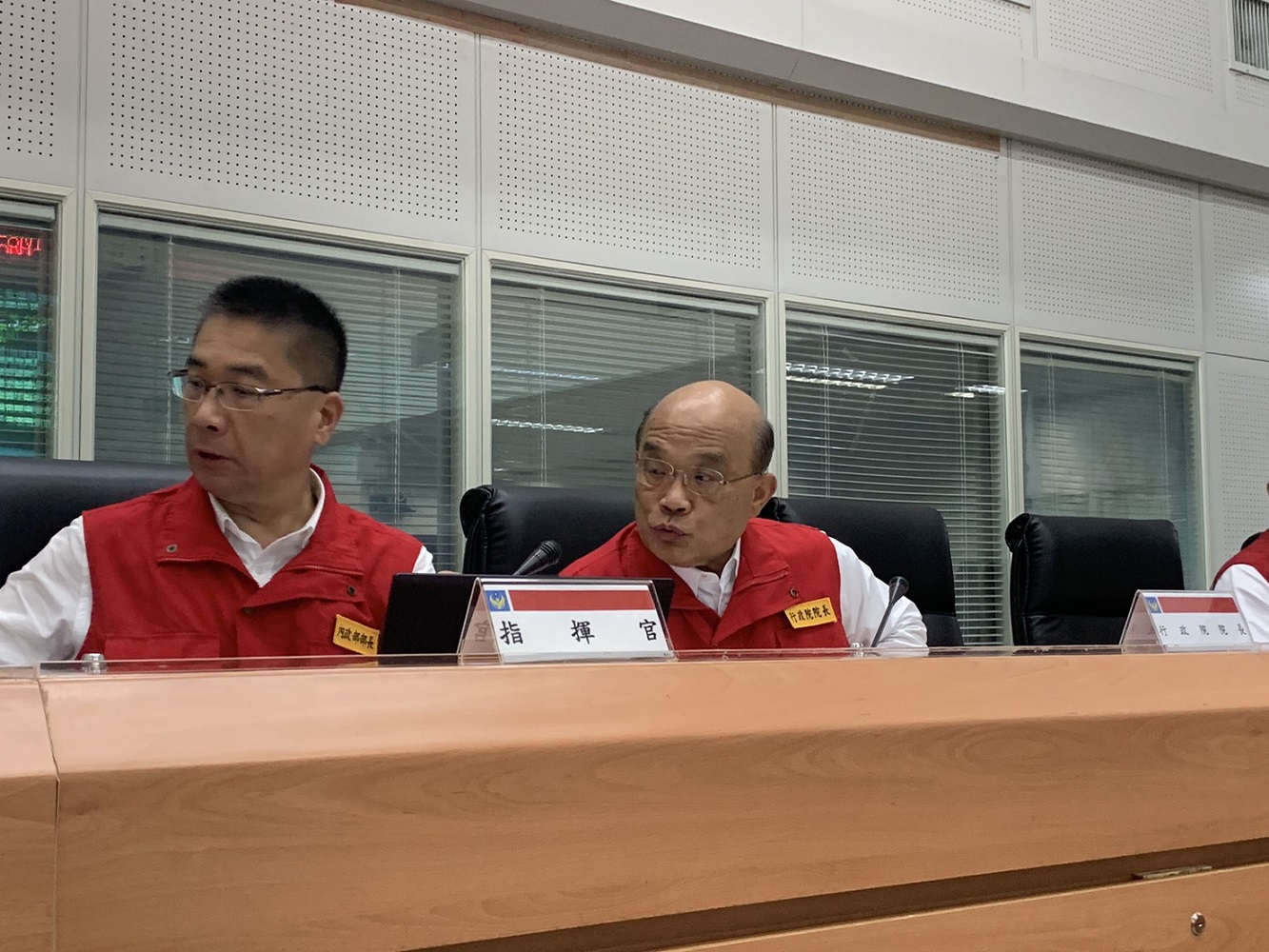 行政院長蘇貞昌及內政部長徐國勇第一時間坐鎮中央災害應變中心。 圖:行政院提供 行政院長蘇貞昌及內政部長徐國勇第一時間坐鎮中央災害應變中心。 圖:行政院提供
