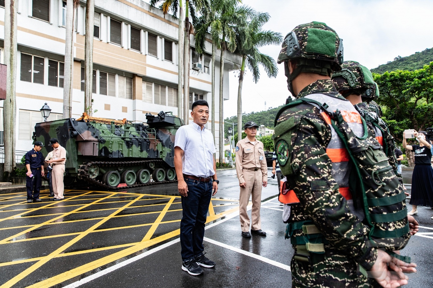 防範強颱「利奇馬」來襲,國防部預置機具、兵力,派遣海軍陸戰隊AAV-7兩棲突擊登陸車及膠舟進駐蘇澳鎮公所待命。 圖:軍聞社提供 防範強颱「利奇馬」來襲,國防部預置機具、兵力,派遣海軍陸戰隊AAV-7兩棲突擊登陸車及膠舟進駐蘇澳鎮公所待命。 圖:軍聞社提供