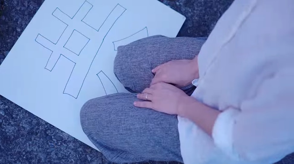 受測路人在喝下秘製水果茶後,立刻跪在地上。 圖:翻攝自菜浿梨子秘制水果茶影片 受測路人在喝下秘製水果茶後,立刻跪在地上。 圖:翻攝自菜浿梨子秘制水果茶影片
