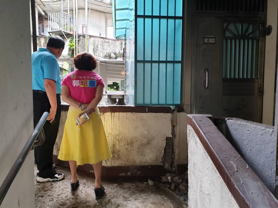 台北市議員郭昭巖在地震後赴南機場國宅勘查災損情形。 圖:翻攝郭昭巖粉絲團臉書 台北市議員郭昭巖在地震後赴南機場國宅勘查災損情形。 圖:翻攝郭昭巖粉絲團臉書