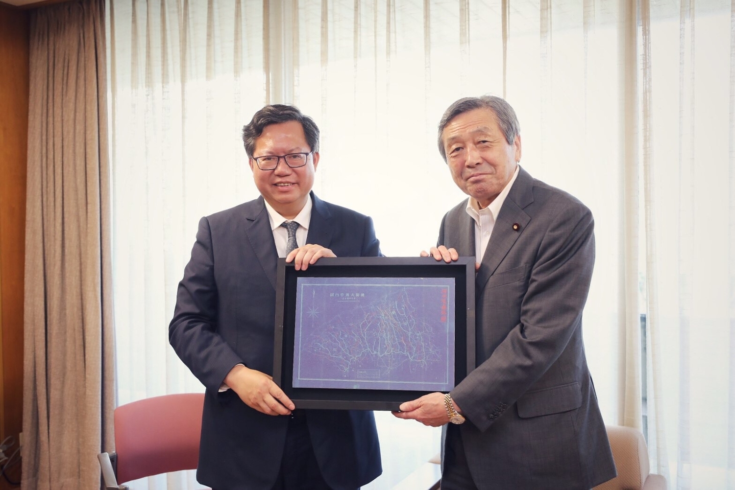 桃園市長鄭文燦與日本自民黨幹事長代理林幹雄合影。 圖:桃園市政府/提供 桃園市長鄭文燦與日本自民黨幹事長代理林幹雄合影。 圖:桃園市政府/提供