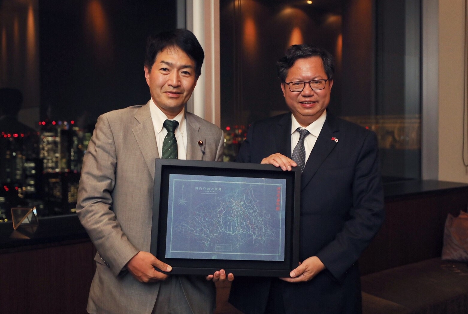 桃園市長鄭文燦與日本眾議員奧野總一郎合影。 圖:桃園市政府/提供 桃園市長鄭文燦與日本眾議員奧野總一郎合影。 圖:桃園市政府/提供