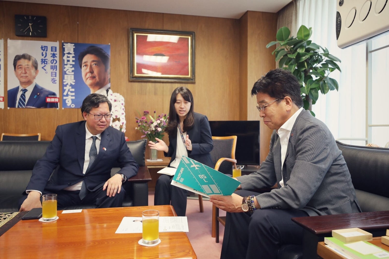桃園市長鄭文燦與日本自民黨總務會長加藤勝信會面。 圖:桃園市政府/提供 桃園市長鄭文燦與日本自民黨總務會長加藤勝信會面。 圖:桃園市政府/提供