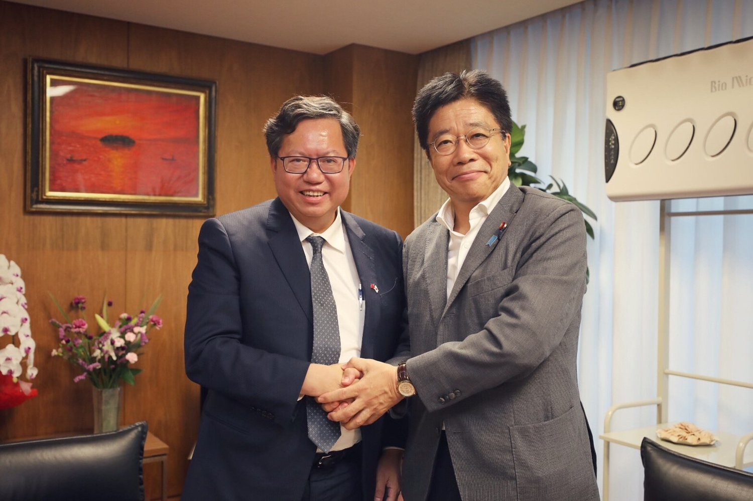 桃園市長鄭文燦與日本自民黨總務會長加藤勝信合影。 圖:桃園市政府/提供 桃園市長鄭文燦與日本自民黨總務會長加藤勝信合影。 圖:桃園市政府/提供