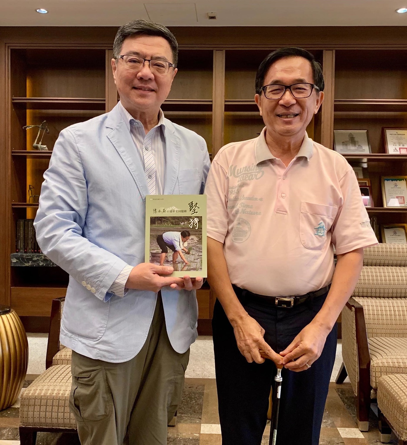 前總統陳水扁8月8日貼出他與民進黨主席卓榮泰合照。 圖:陳水扁臉書 前總統陳水扁8月8日貼出他與民進黨主席卓榮泰合照。 圖:陳水扁臉書