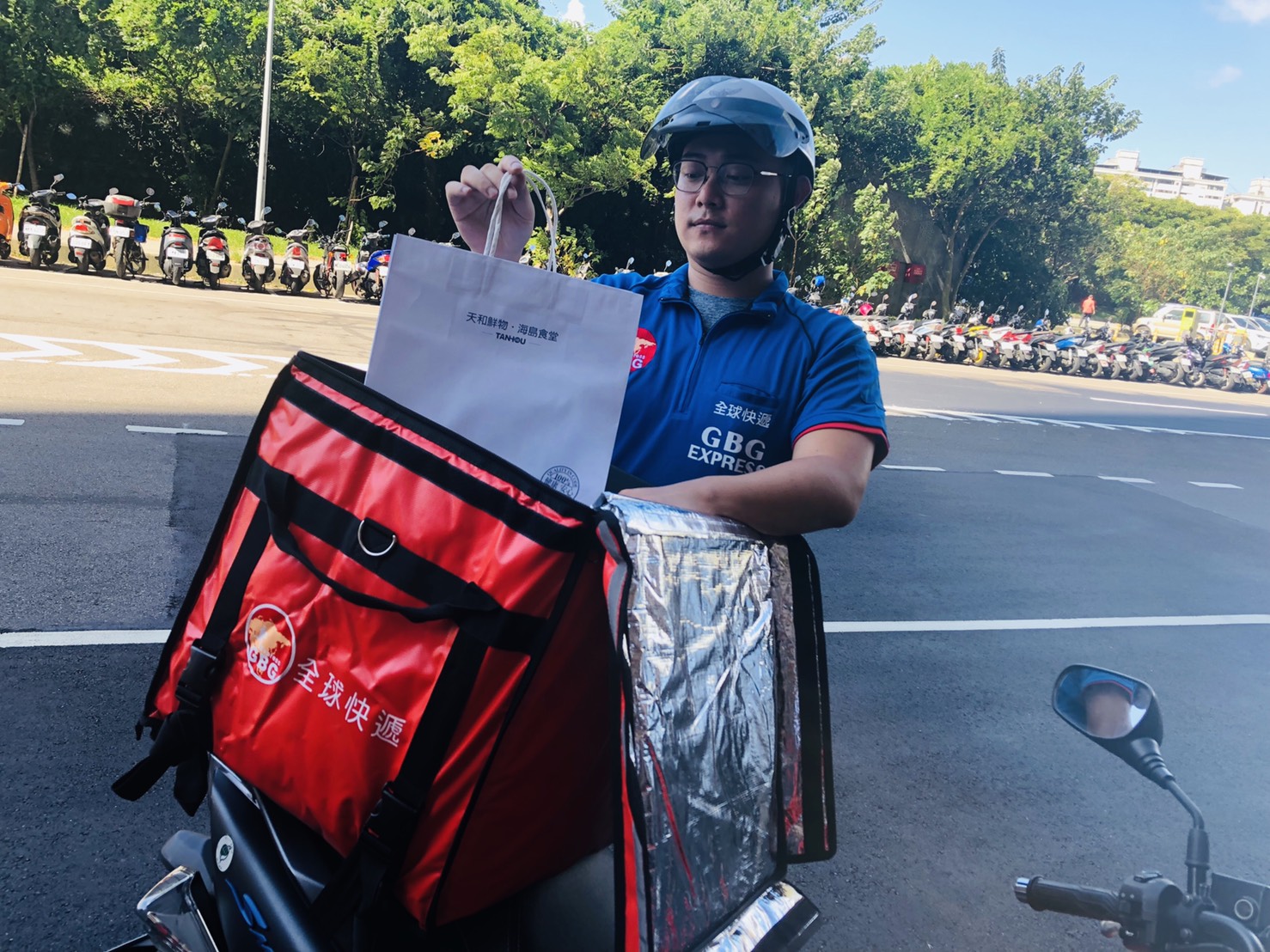 全球快遞聯手天和鮮物推出當日快訂快取配送服務,愛鄰騎士(iLink)將依據消費者訂購食材屬性進行跨溫層運送。 圖 : 全球快遞/提供 全球快遞聯手天和鮮物推出當日快訂快取配送服務,愛鄰騎士(iLink)將依據消費者訂購食材屬性進行跨溫層運送。 圖 : 全球快遞/提供