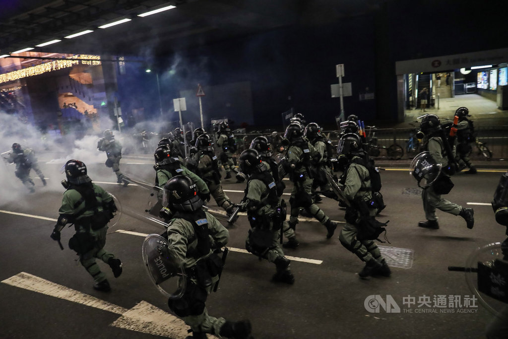 香港「反送中」大埔遊行10日下午登場,活動雖遭警方否決,仍有不少人自發性參與。傍晚有示威者在港鐵大圍站周邊意圖封路,港警晚間出動驅趕示威民眾。 圖/中央社 香港「反送中」大埔遊行10日下午登場,活動雖遭警方否決,仍有不少人自發性參與。傍晚有示威者在港鐵大圍站周邊意圖封路,港警晚間出動驅趕示威民眾。 圖/中央社