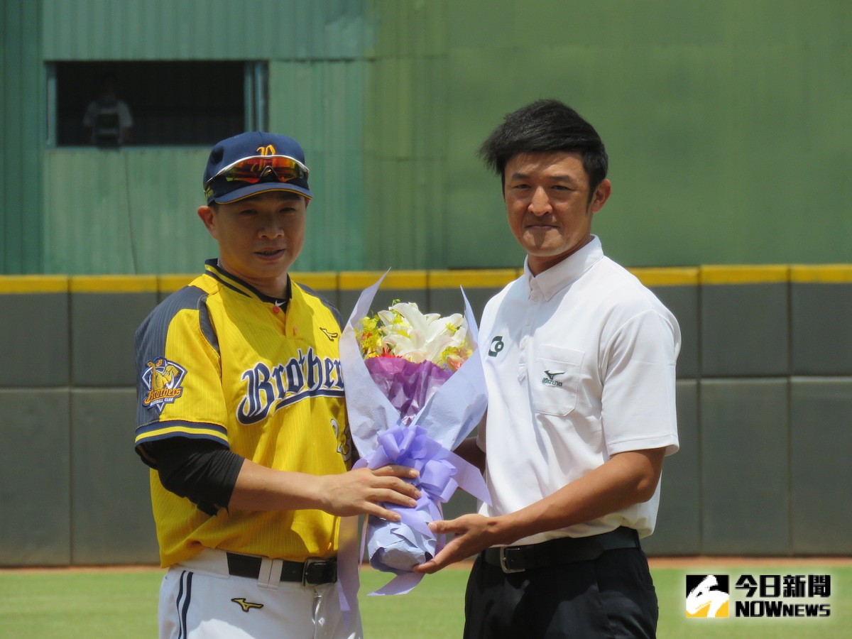 合庫教練林加祐獻花,向彭政閔致敬。 圖/劉祐廷攝 合庫教練林加祐獻花,向彭政閔致敬。 圖/劉祐廷攝