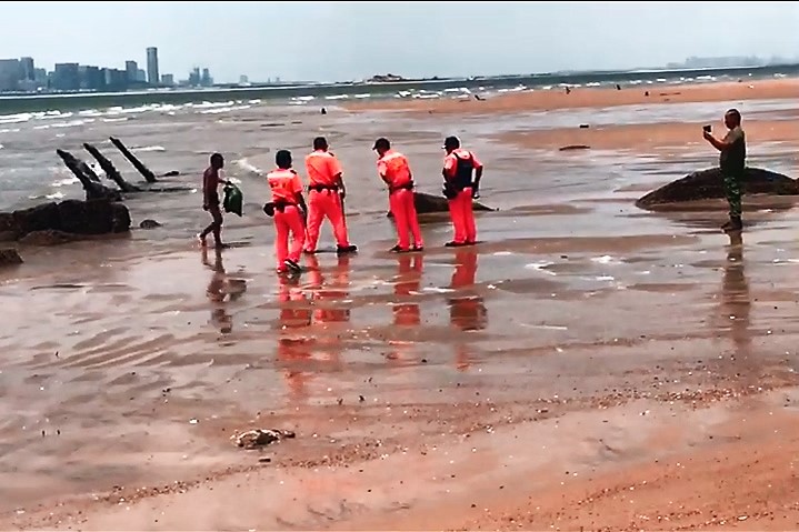 王姓男子上岸後立即被金門岸巡隊逮捕送辦。 圖/金門岸巡隊提供 王姓男子上岸後立即被金門岸巡隊逮捕送辦。 圖/金門岸巡隊提供