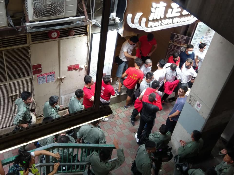 網路上盛傳「福建幫」將於今日襲擊反送中示威者,還有「紅衣變身白衣」、福建人及警察互相配合的照片、影片流出。 圖:翻攝廢中臉書 網路上盛傳「福建幫」將於今日襲擊反送中示威者,還有「紅衣變身白衣」、福建人及警察互相配合的照片、影片流出。 圖:翻攝廢中臉書