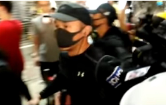 港警喬裝成示威者遭民眾質疑。 圖:翻攝自臉書直播 港警喬裝成示威者遭民眾質疑。 圖:翻攝自臉書直播