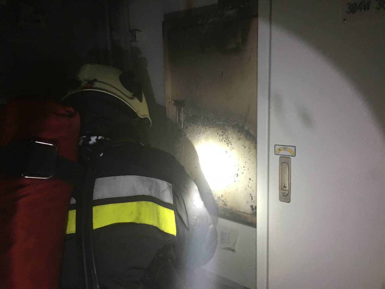 故宮南院3樓機房火災預警系統發報,變電箱起火冒煙,因濃煙太大,無法用滅火器撲滅,南院隨即啟動消防緊急措施,通報消防局搶救。 圖:嘉義縣政府提供 故宮南院3樓機房火災預警系統發報,變電箱起火冒煙,因濃煙太大,無法用滅火器撲滅,南院隨即啟動消防緊急措施,通報消防局搶救。 圖:嘉義縣政府提供