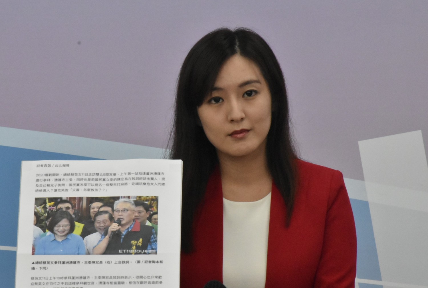 何庭歡舉陳宏昌新聞剪報為韓國瑜辯論。 圖:孫家銘/攝 何庭歡舉陳宏昌新聞剪報為韓國瑜辯論。 圖:孫家銘/攝