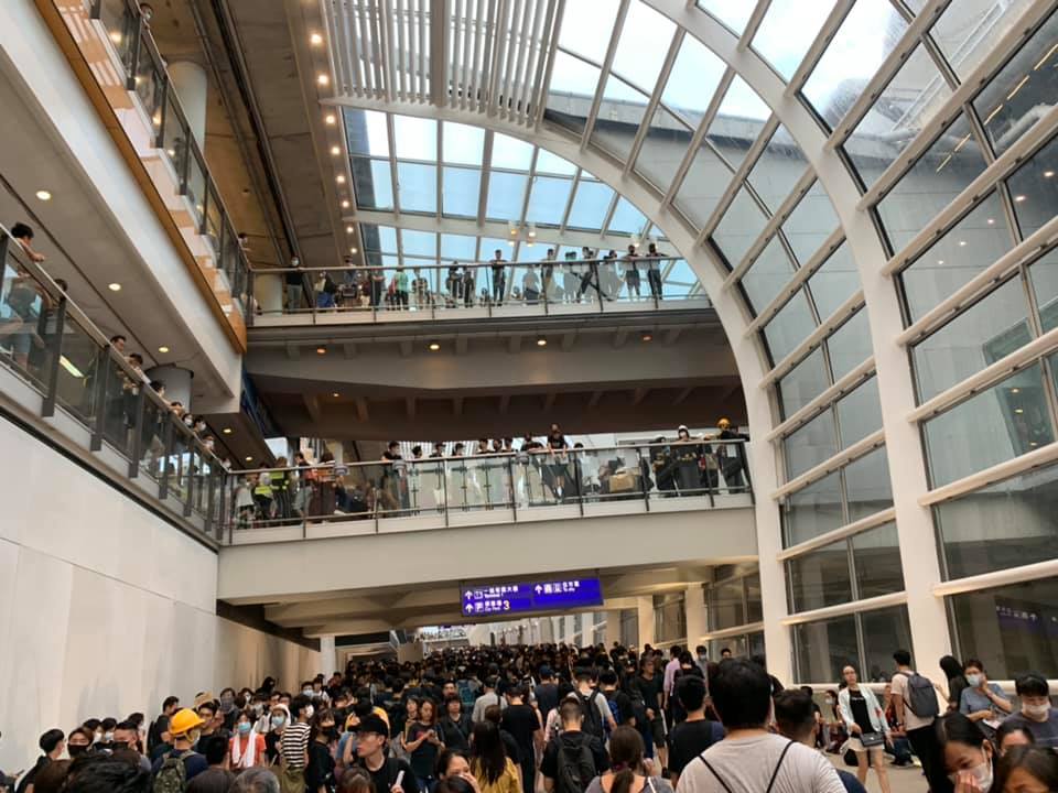 反送中群眾在傍晚逐漸離開機場。 圖 : 翻攝自黃之鋒臉書。 反送中群眾在傍晚逐漸離開機場。 圖 : 翻攝自黃之鋒臉書。