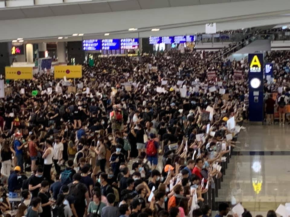 香港赤鱲角機場接機大堂下午擠滿了反送中民眾。 圖 : 翻攝自黃之鋒臉書。 香港赤鱲角機場接機大堂下午擠滿了反送中民眾。 圖 : 翻攝自黃之鋒臉書。