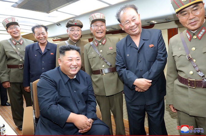 北韓領導人金正恩10日親自視導新武器試射。 圖:翻攝自KCNA 北韓領導人金正恩10日親自視導新武器試射。 圖:翻攝自KCNA