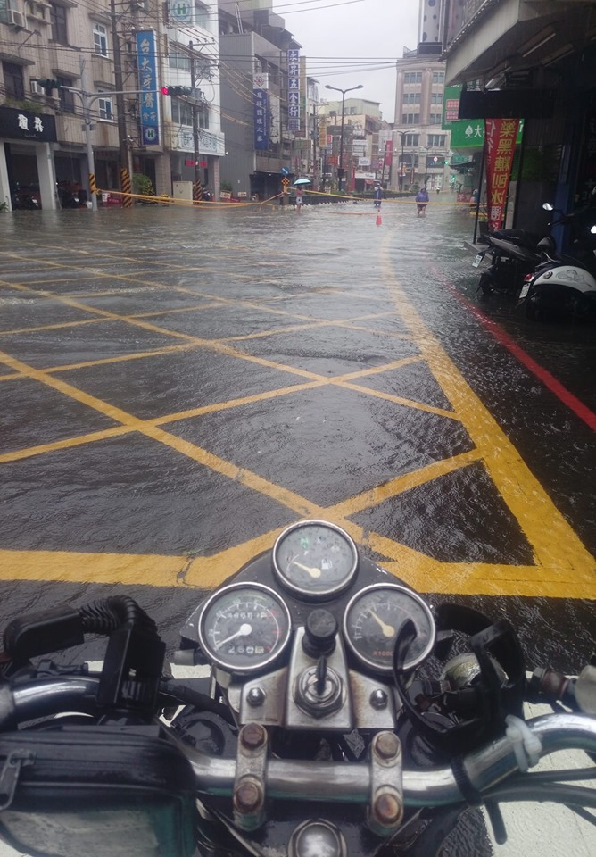 台南仁德道路淹水,警方封路。 圖:翻攝王定宇臉書/王小和留言 台南仁德道路淹水,警方封路。 圖:翻攝王定宇臉書/王小和留言