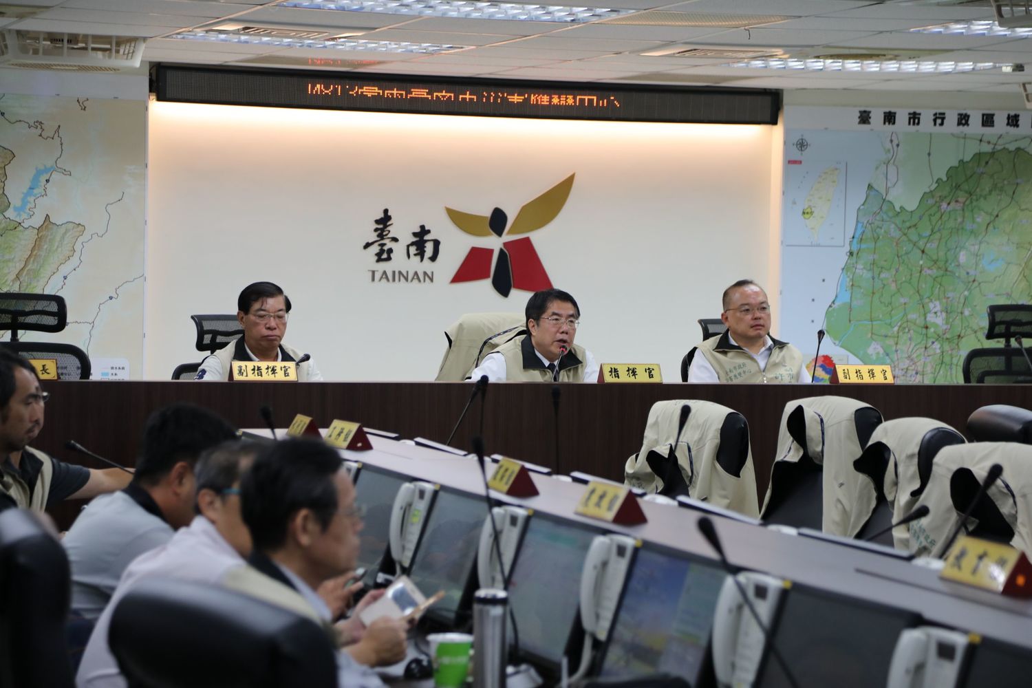 台南市長黃偉哲一早坐鎮防災中心指揮防災工作。 圖 : 黃博郎/攝 台南市長黃偉哲一早坐鎮防災中心指揮防災工作。 圖 : 黃博郎/攝