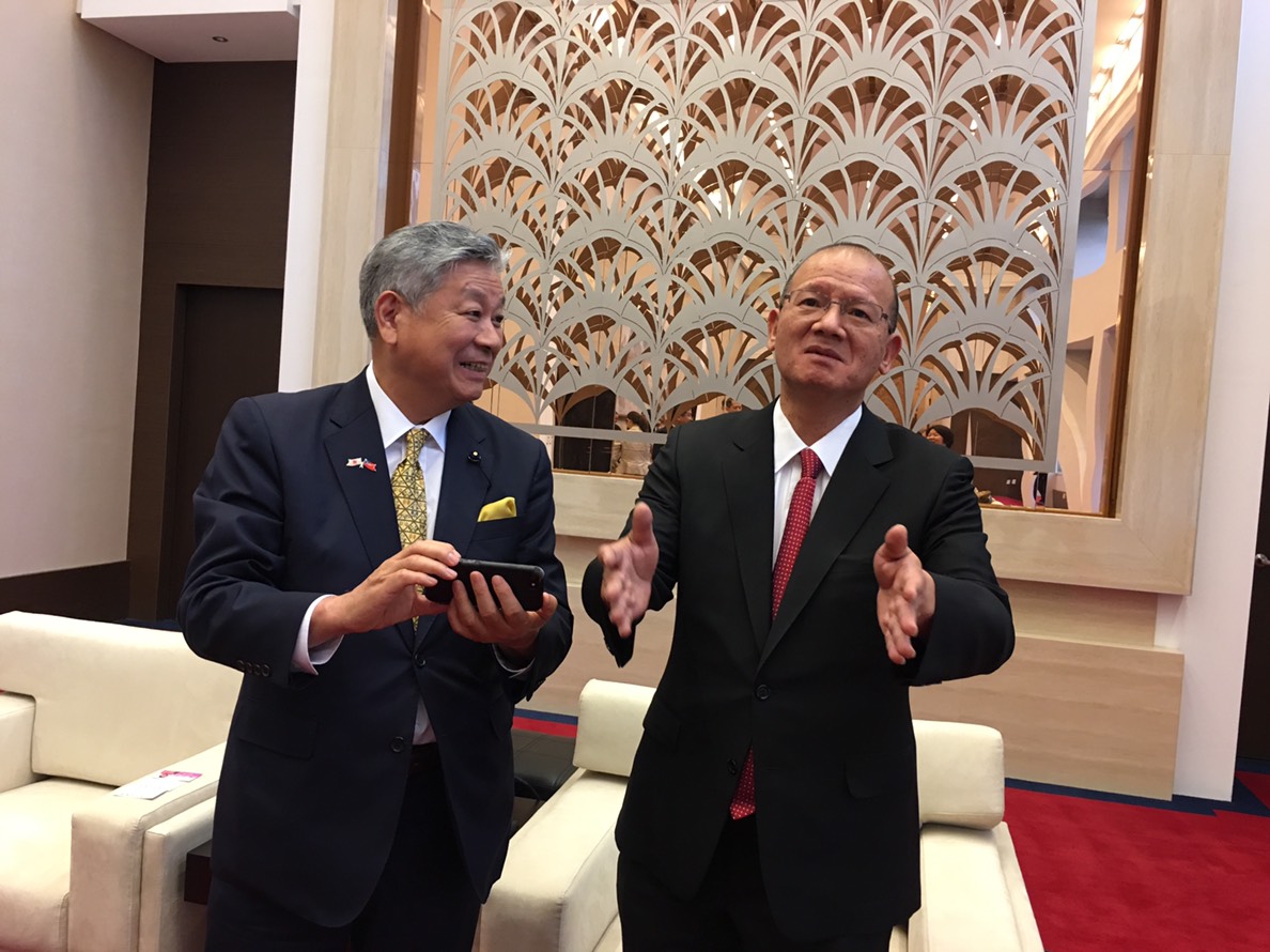 鳥取縣議長藤繩喜和與台中市議長張清照相談甚歡。 圖 : 台中市議會/提供 鳥取縣議長藤繩喜和與台中市議長張清照相談甚歡。 圖 : 台中市議會/提供