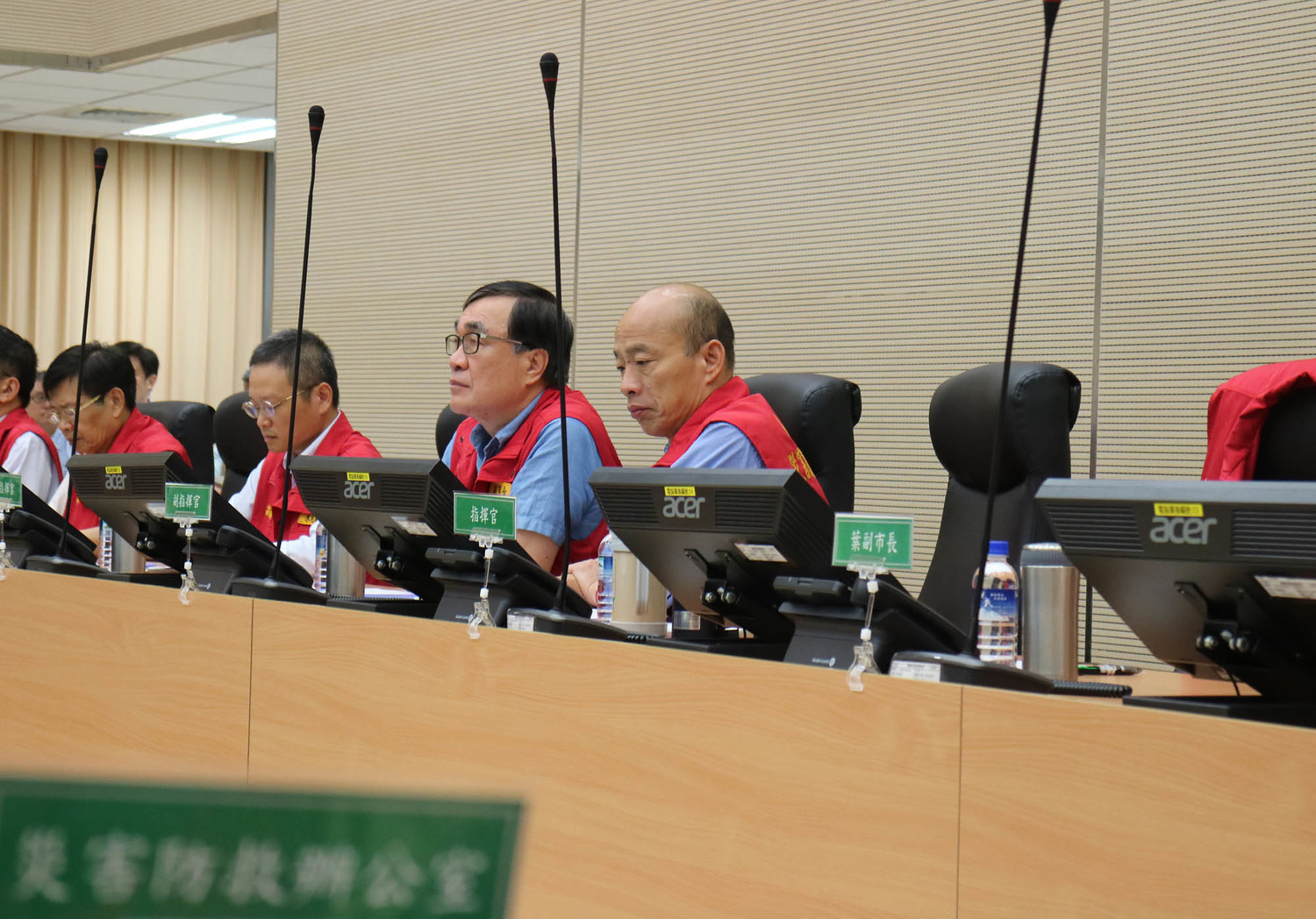 韓國瑜(右一)主持災害應變中心工作會議。 圖:高雄市政府/提供 韓國瑜(右一)主持災害應變中心工作會議。 圖:高雄市政府/提供
