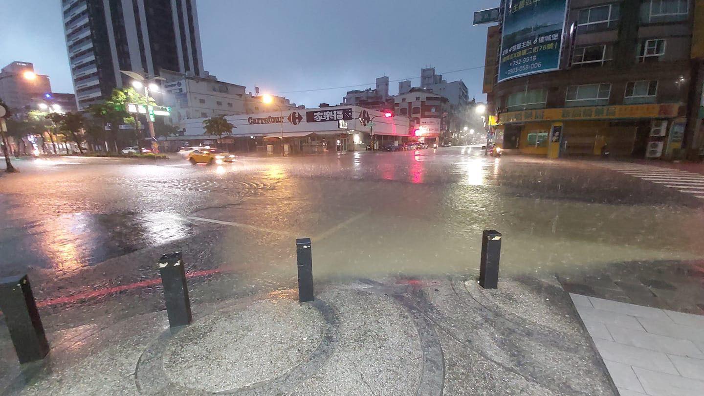 圖為今日七點高雄市一隅淹水情況。 圖:翻攝自高雄點臉書粉絲頁 圖為今日七點高雄市一隅淹水情況。 圖:翻攝自高雄點臉書粉絲頁