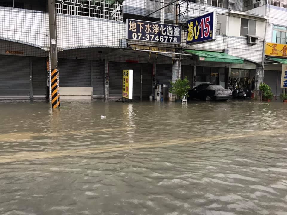 高雄仁鳳路淹水情況。 圖:翻攝自wecare高雄網友留言 高雄仁鳳路淹水情況。 圖:翻攝自wecare高雄網友留言