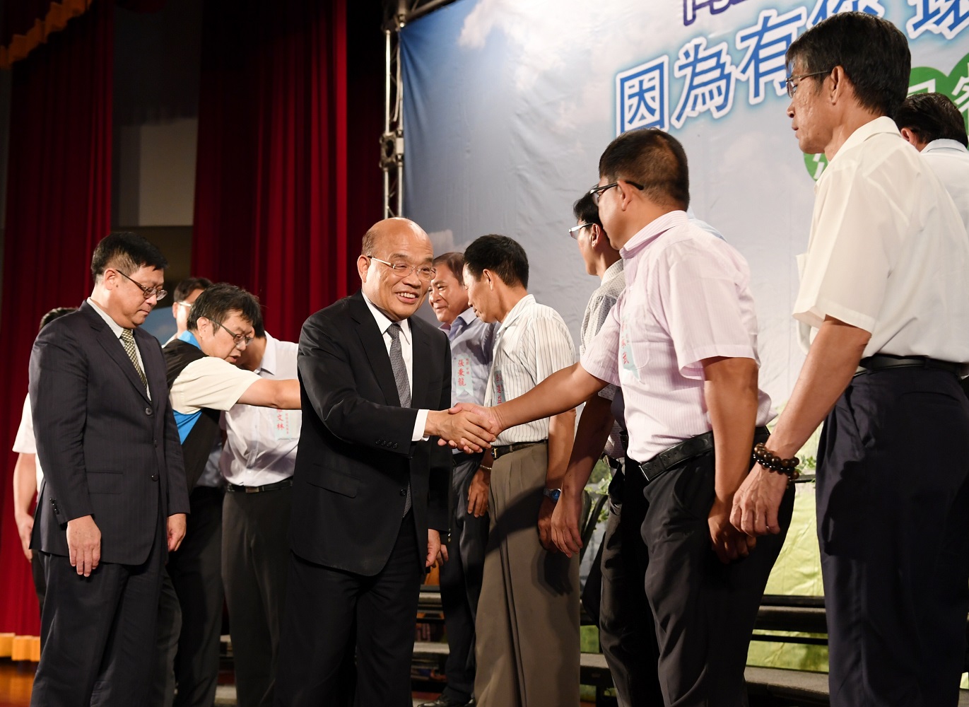 行政院長蘇貞昌今(13)日中午出席在圓山飯店舉辦的「向全國清潔人員致敬 因為有您環境更美麗」感恩餐會。 圖:行政院提供 行政院長蘇貞昌今(13)日中午出席在圓山飯店舉辦的「向全國清潔人員致敬 因為有您環境更美麗」感恩餐會。 圖:行政院提供