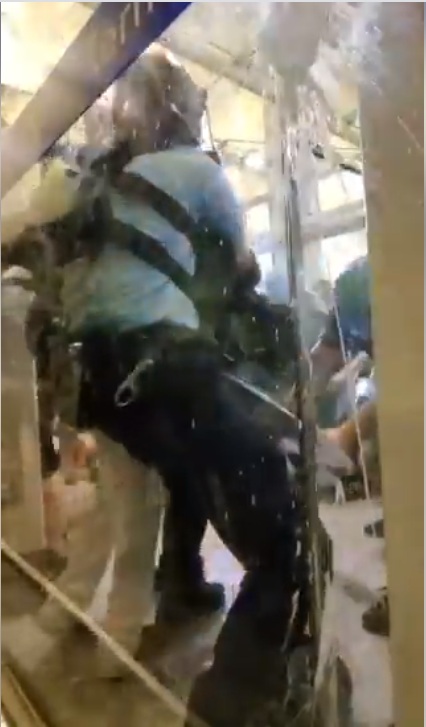 港警稱一名警務人員被人搶去警棍及被多人襲擊,為保護自己以免生命受到威脅或身體受到嚴重傷害,於是拔槍戒備。 圖:翻攝香港on9協會臉書 港警稱一名警務人員被人搶去警棍及被多人襲擊,為保護自己以免生命受到威脅或身體受到嚴重傷害,於是拔槍戒備。 圖:翻攝香港on9協會臉書