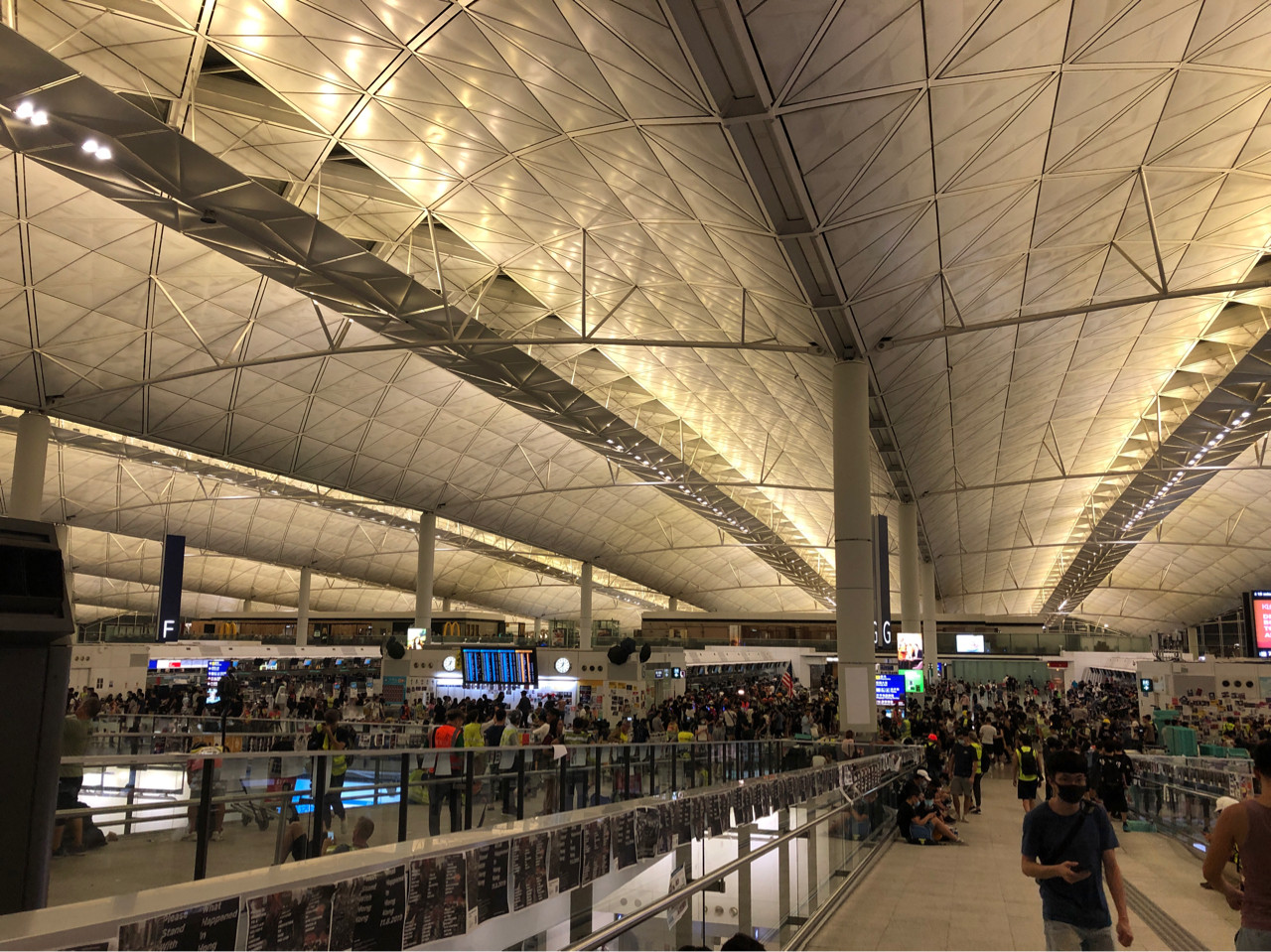 香港機場14日凌晨,示威者人潮略減,但仍有一定數量堵在出入口。 圖:翻攝PTT網頁/taipei5566貼文 香港機場14日凌晨,示威者人潮略減,但仍有一定數量堵在出入口。 圖:翻攝PTT網頁/taipei5566貼文