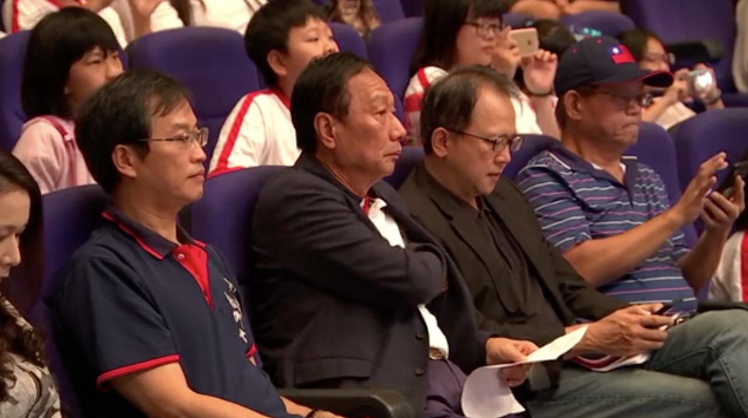 鴻海前董事長郭台銘(中)。 圖:翻攝自郭台銘臉書直播 鴻海前董事長郭台銘(中)。 圖:翻攝自郭台銘臉書直播