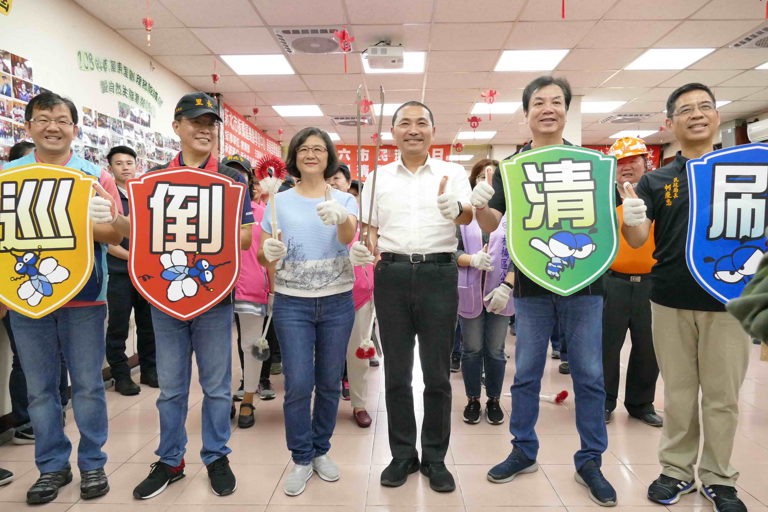 新北市長侯友宜為防制登革熱流行,本月10日剛率領相關局處首長到板橋區華東里,發動「市民清潔日」活動。 圖:新北市衛生局提供 新北市長侯友宜為防制登革熱流行,本月10日剛率領相關局處首長到板橋區華東里,發動「市民清潔日」活動。 圖:新北市衛生局提供