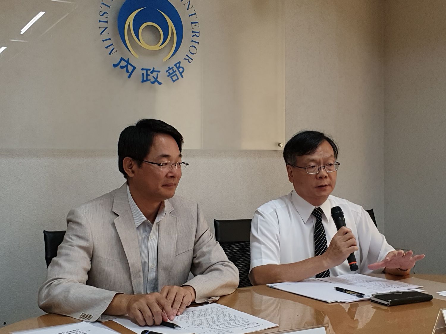 左邊是役政署副署長沈哲芳、右邊是營建署主秘王東永。 圖:內政部提供 左邊是役政署副署長沈哲芳、右邊是營建署主秘王東永。 圖:內政部提供