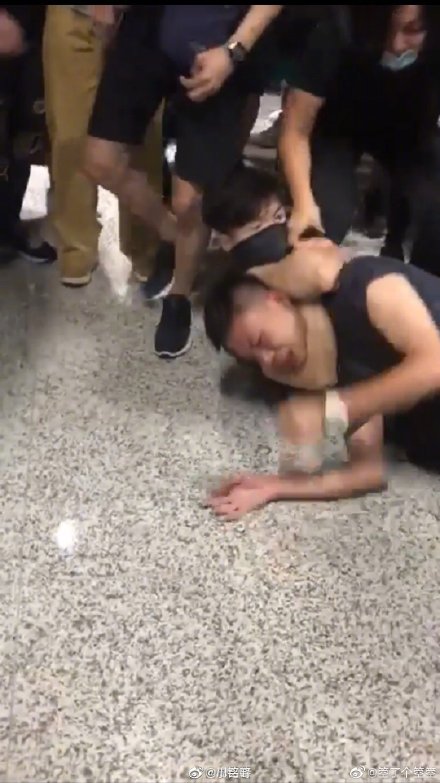 挨打的中國遊客。 圖:翻攝自微博 挨打的中國遊客。 圖:翻攝自微博