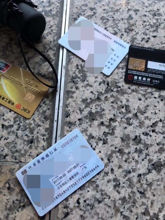 該男子的證件散落一地。 圖:翻攝自lihkg.com 該男子的證件散落一地。 圖:翻攝自lihkg.com