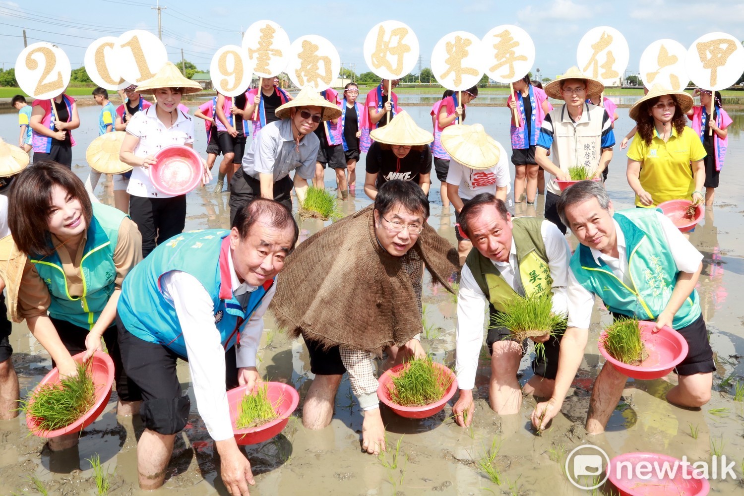 台南市彩繪稻田活動今年移師台南第四大稻米產地六甲區舉辦,台南市長黃偉哲帶領眾人進行「拜田頭」祭天儀式,祈求耕作順利豐收,並邀請大家在10月上旬來台南觀賞彩繪稻田。 圖 : 黃博郎/攝 台南市彩繪稻田活動今年移師台南第四大稻米產地六甲區舉辦,台南市長黃偉哲帶領眾人進行「拜田頭」祭天儀式,祈求耕作順利豐收,並邀請大家在10月上旬來台南觀賞彩繪稻田。 圖 : 黃博郎/攝