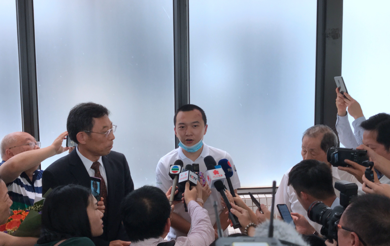 中國媒體環球網記者付國豪,在出院時舉行記者會。 圖:翻攝自環球網 中國媒體環球網記者付國豪,在出院時舉行記者會。 圖:翻攝自環球網