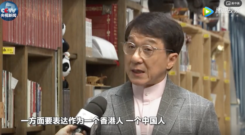 成龍接受央視採訪。 成龍接受央視採訪。