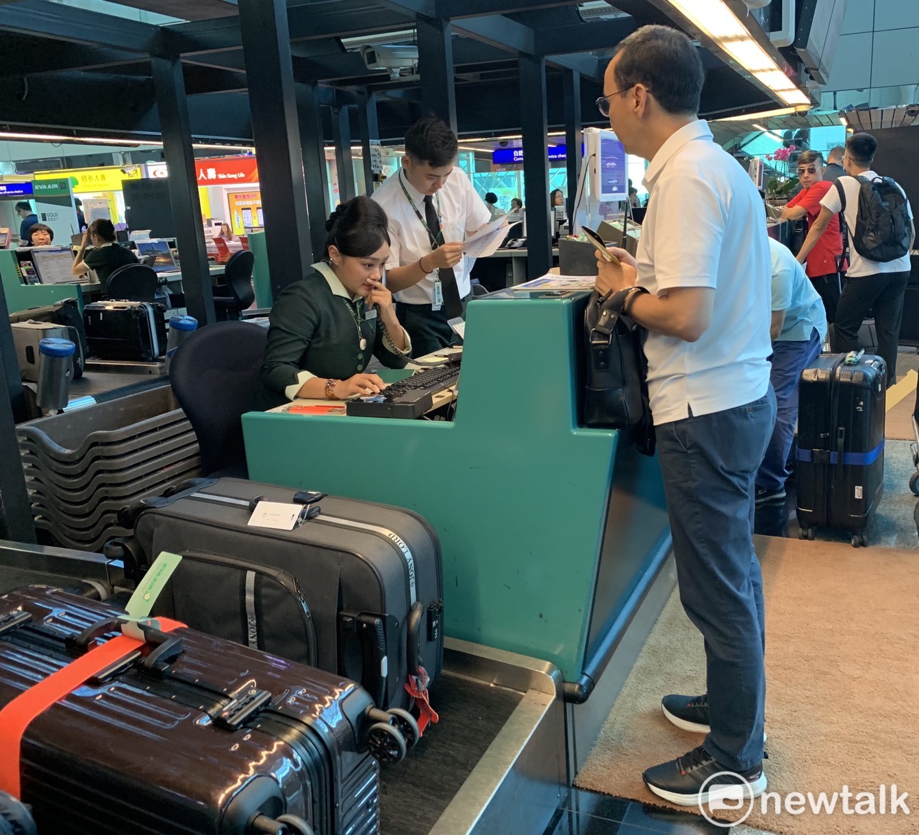 國民黨前主席朱立倫晚間搭機前往美國訪問,在長榮航空公司櫃台辦理登機報到手續。 圖:林昀真/攝 國民黨前主席朱立倫晚間搭機前往美國訪問,在長榮航空公司櫃台辦理登機報到手續。 圖:林昀真/攝