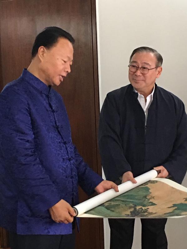 中國駐菲律賓大使館主動發布消息,駐菲大使趟建華(左)與菲律賓外交事務秘書小提奧多羅羅辛討論菲總統訪中工作。 圖:翻攝自中國駐菲律賓大使館推特 中國駐菲律賓大使館主動發布消息,駐菲大使趟建華(左)與菲律賓外交事務秘書小提奧多羅羅辛討論菲總統訪中工作。 圖:翻攝自中國駐菲律賓大使館推特